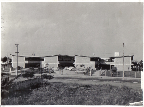 Vista da entrada da Escola em 1976 do outro lado da Avenida Kennedy.