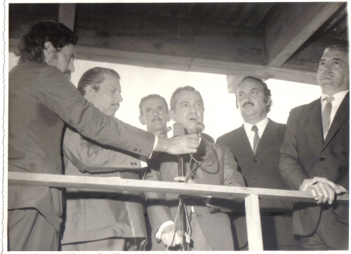 O Governador do Estado de São Paulo Laudo Natel (1971-1975) profere discurso na Inauguração do novo prédio escolar, ladeado pelo Prefeito Municipal de Indaiatuba Mario Araldo Candello (1969-1973) em 26 fev.1972.