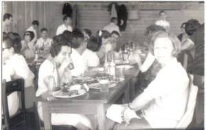 CM_36_1960 08-06-1968 churrasco no sítio do Prof. Dalto No fundo (à esquerda): Clóvis, Maria e Miguel Cucatti, João Batista; Ao fundo (à direita): em pé: Prof. Paulo Celso; à direita: Lúcia; à esquerda: ____, Francisco e Eunice Gaviolli, Zélia e Salvio.