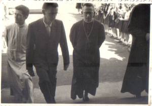 CM_44_1960 - 1966 -PE. FRANSCISCO VASCONCELLOS, DIRETOR PAULO CELSO DE FREITAS, DOM PAULO DE TARSO (?)  - FRENTE DO PRÉDIO DA RUA ALBERTO SANTOS DUMONT (ATUAL FIEC) 